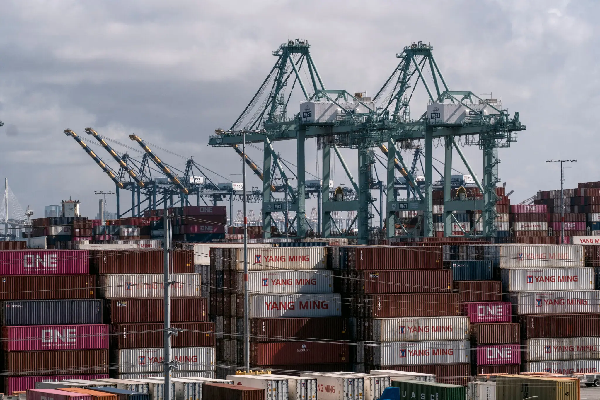 Тарифи Трампа створюють невизначеність у США: чи є це частиною стратегії переговорів?